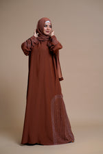 Load image into Gallery viewer, Embellished shiny closed Abaya
