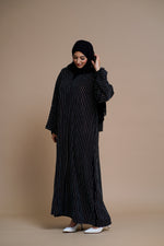 Load image into Gallery viewer, Luxury shiny Abaya with Extensive Embellishments (Black)
